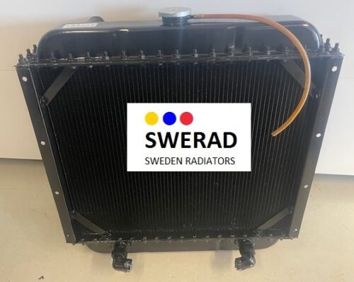 En svart Kylare universell radiator med en monterad vit skylt med texten "SWERAD SWEDEN RADIATORS." Ett genomskinligt rör sträcker sig från toppen.