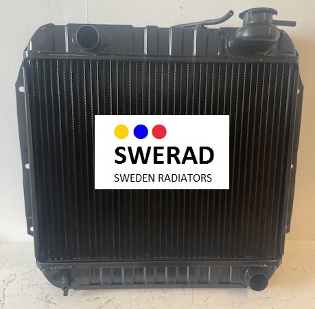 En svart Kylare Opel bilkylare med logotypen "SWERAD SWEDEN RADIATORS" på framsidan. Radiatorn visas mot en vanlig vit bakgrund.