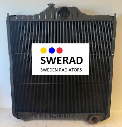 En svart Kylare Komatsu grävmaskin radiator är avbildad mot en enkel bakgrund. Kylaren har en centrerad logotyp med texten "SWERAD SWEDEN RADIATORS" med tre färgade prickar ovanför texten.